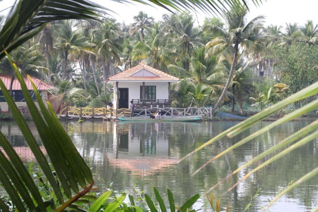 Munroe Island Lake Resort Mundrothuruth Extérieur photo